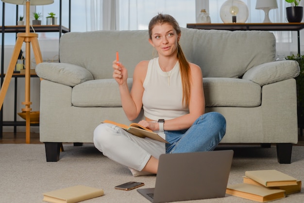 linda mulher de negócios trabalhando no computador