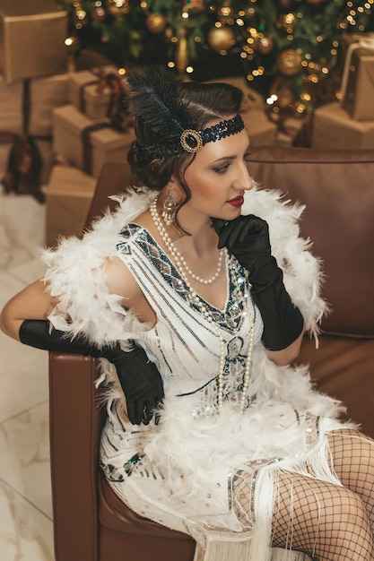 Linda mulher de perto no fundo decorado estilo Gatsby