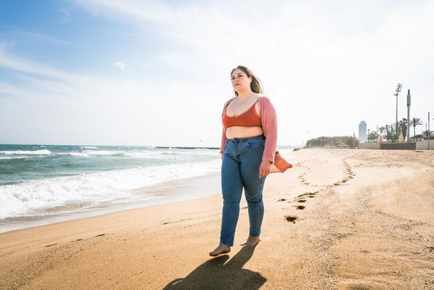 Linda mulher de tamanho maior ao ar livre