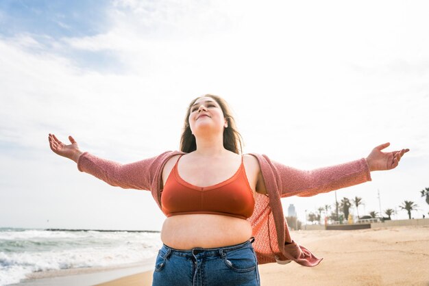 Linda mulher de tamanho maior ao ar livre