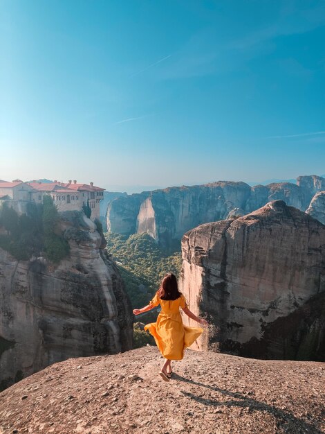 Linda mulher de vestido amarelo nas montanhas da Tessália na Grécia