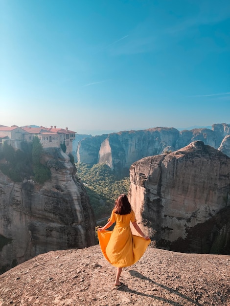 Linda mulher de vestido amarelo nas montanhas da Tessália na Grécia