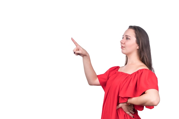 Linda mulher de vestido vermelho aponta o dedo para o lado, isolado no fundo branco