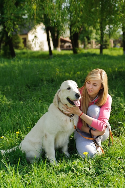 Linda mulher e cachorro no parque