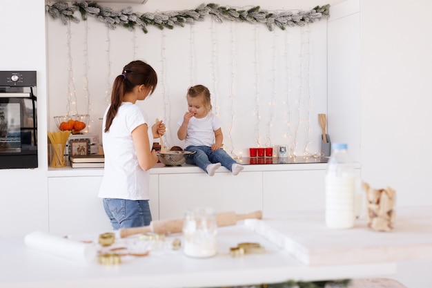 Linda mulher e filha no natal