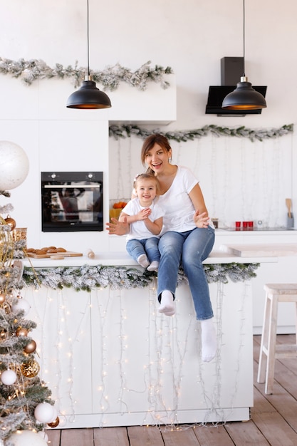 Linda mulher e filha no natal