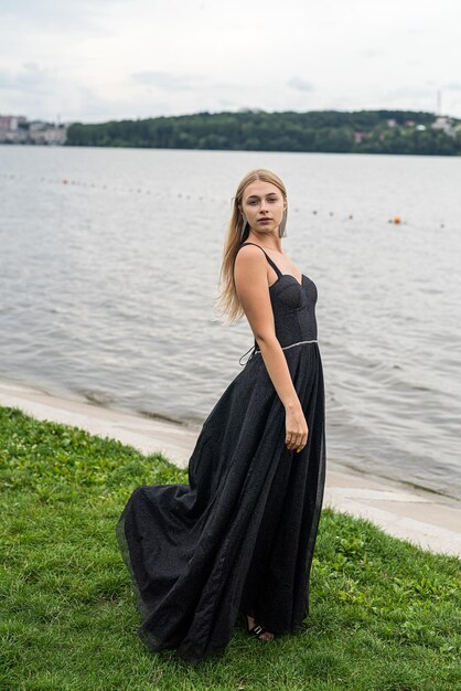 Foto linda mulher elegante em um vestido longo na natureza