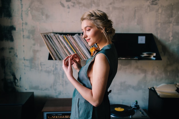 Linda mulher elegante na sala de música