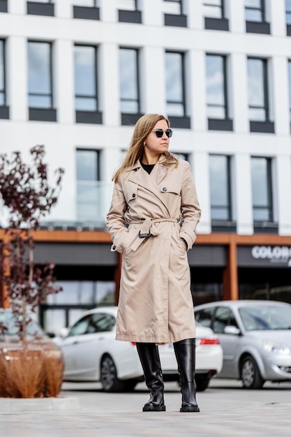 Linda mulher elegante posando com roupas da moda em sapatos de couro. estilo casual. estilo de moda urbana. nova coleção de sapatos femininos de primavera