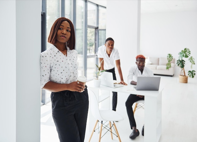 Linda mulher em frente aos colegas Grupo de empresários afro-americanos trabalhando juntos no escritório