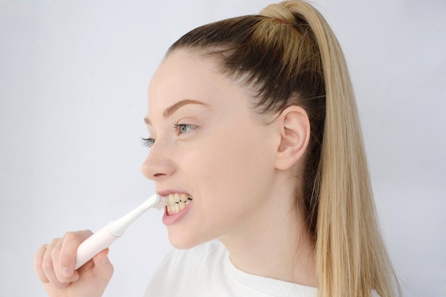 linda mulher escovando os dentes