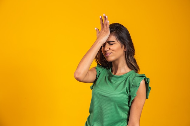 Linda mulher esquecida e confusa em fundo amarelo