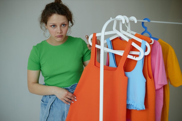 Linda mulher experimentando roupas guarda-roupa Estilo juvenil vista recortada inalterada