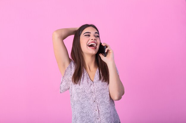 Linda mulher falando no celular