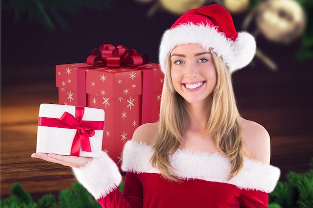 Linda mulher fantasiada de papai noel segurando um presente de natal