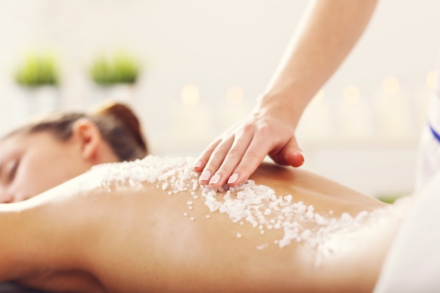 linda mulher fazendo tratamento de esfoliação no spa