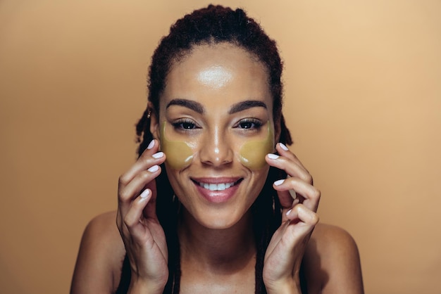 Linda mulher fazendo tratamentos de pele e beleza facial