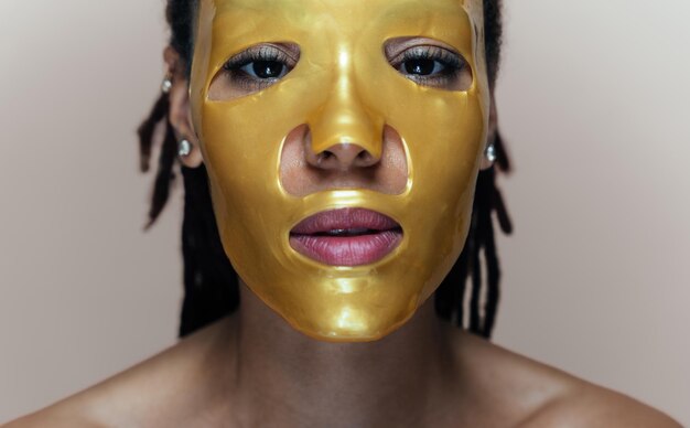 Linda mulher fazendo tratamentos de pele e beleza facial