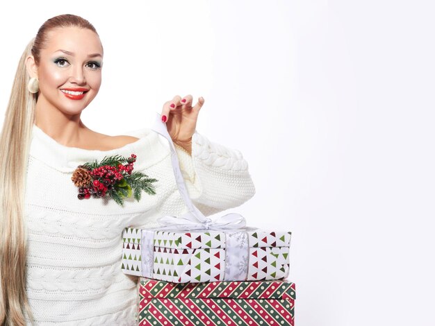 Linda mulher feliz com uma caixa de presente. Conceito de celebração de aniversário ou ano novo.