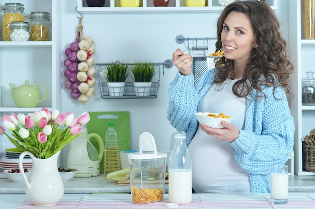 Linda mulher grávida com comida