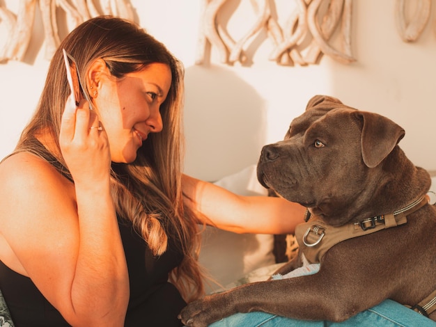 Foto linda mulher grávida com um eco na mão do bebê acompanhada por um cachorro