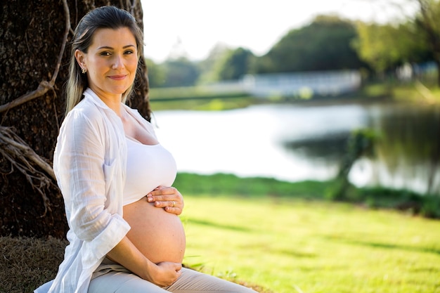 Foto linda mulher grávida no parque