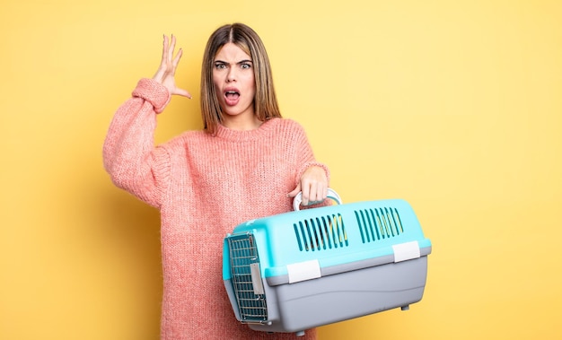 Linda mulher gritando com as mãos para cima no conceito de transporte aéreo para animais de estimação