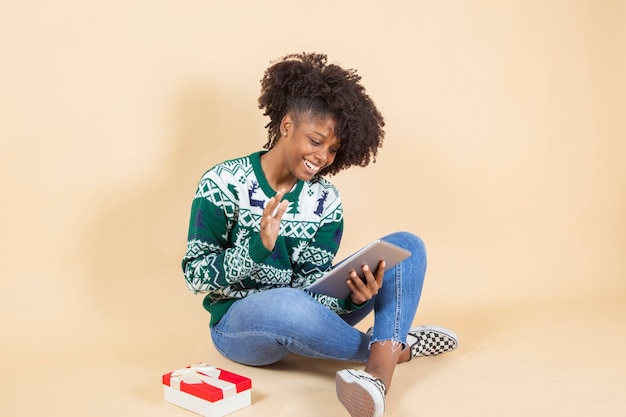 Linda mulher hispânica com presentes de natal