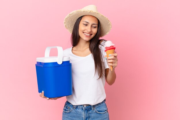 Linda mulher hispânica com um freezer portátil e um sorvete