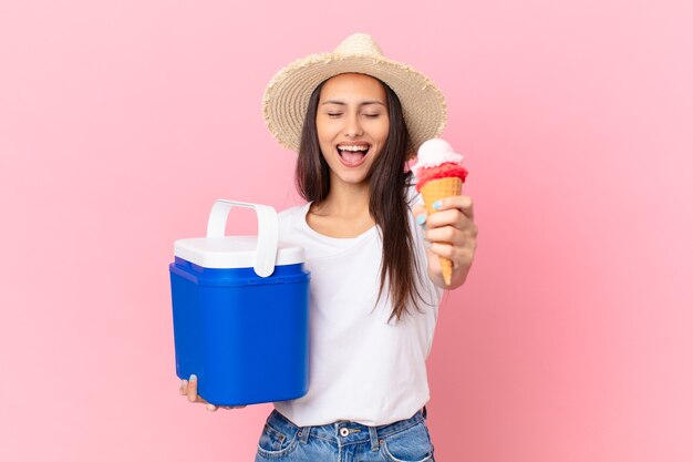 Linda mulher hispânica com um freezer portátil e um sorvete