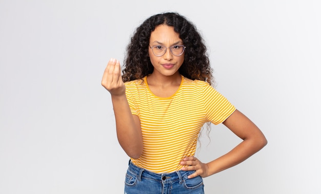 Linda mulher hispânica fazendo capice ou gesto de dinheiro, dizendo para você pagar suas dívidas!