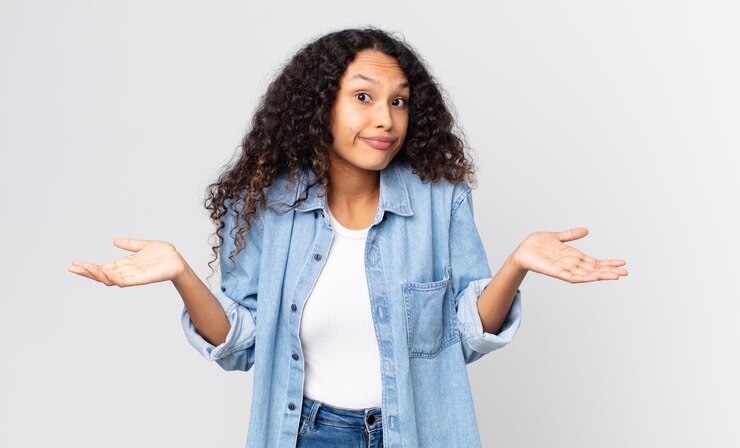 Foto linda mulher hispânica se sentindo perplexa e confusa, insegura sobre a resposta ou decisão correta, tentando fazer uma escolha