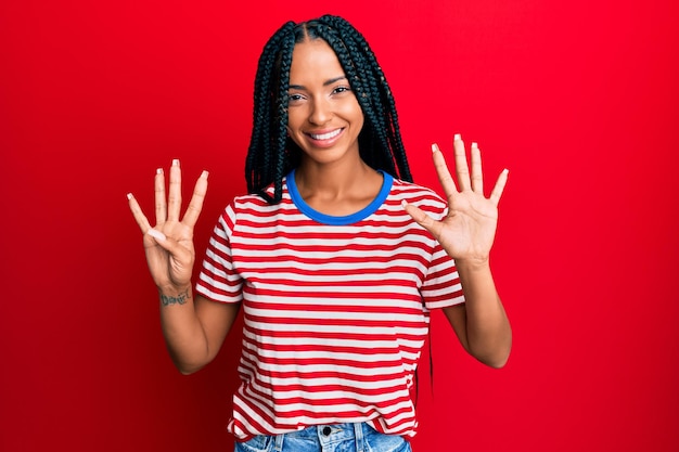 Linda mulher hispânica vestindo roupas casuais mostrando e apontando para cima com os dedos número nove enquanto sorria confiante e feliz.