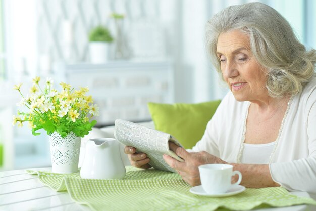Linda mulher idosa bebendo chá