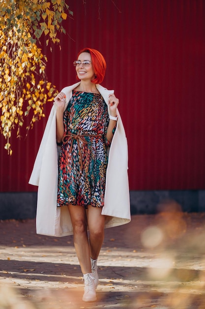 Linda mulher idosa em um vestido colorido do lado de fora da rua de outono