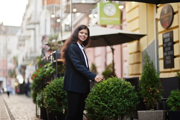 Linda mulher indiana usa pose formal na rua.