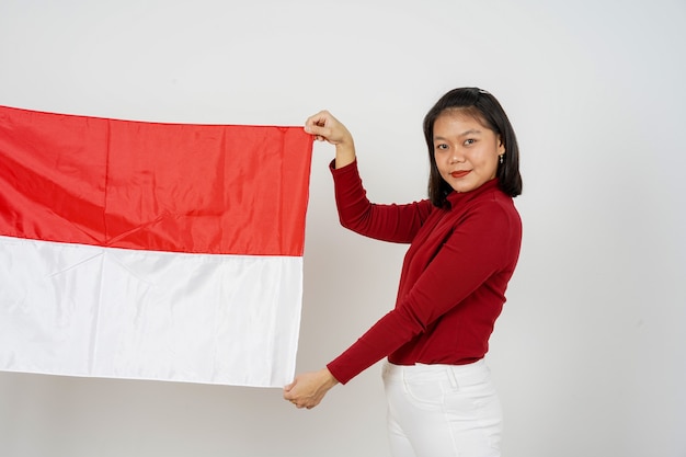 Linda mulher indonésia segurando a bandeira da Indonésia