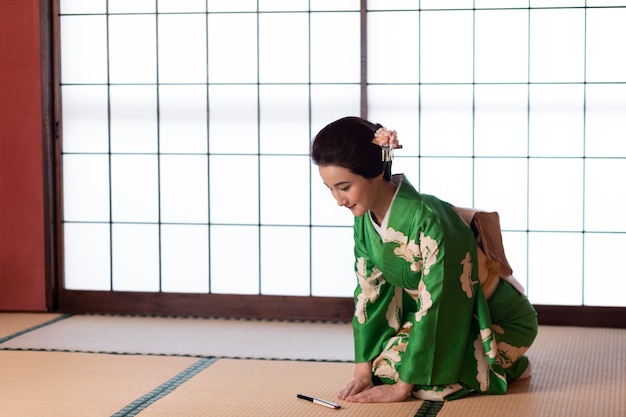 Foto linda mulher japonesa em um quimono verde