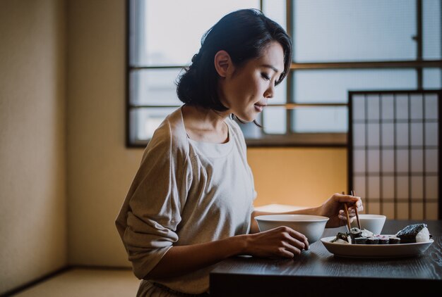 Linda mulher japonesa, momentos de estilo de vida