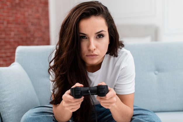 Linda mulher jogando videogame com um controlador