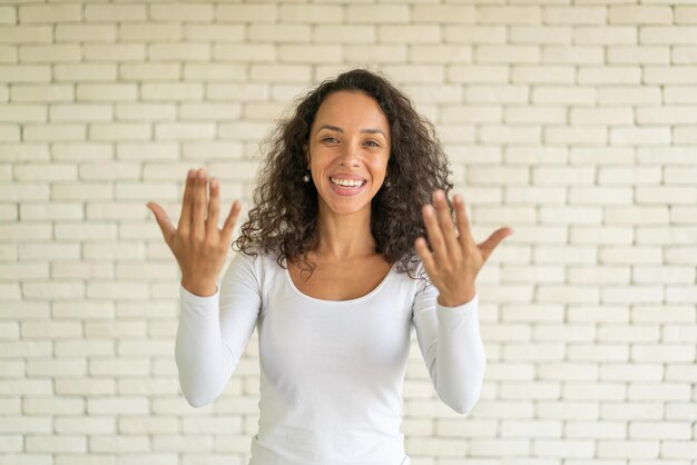 Linda mulher latina com sorriso e sentimento feliz