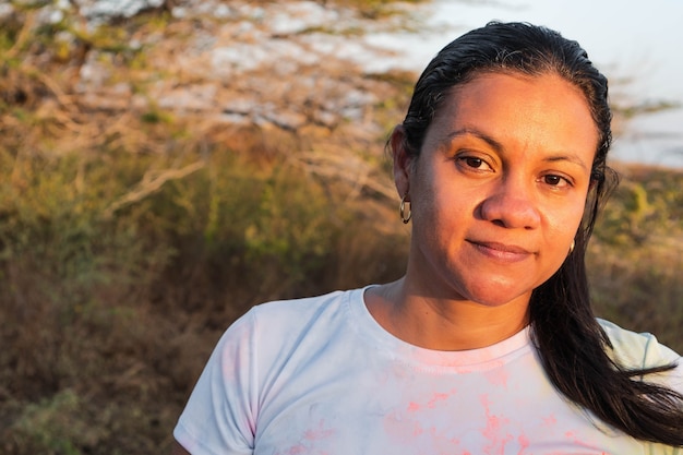 Linda mulher latina séria no campo