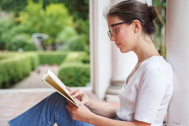 Linda mulher lendo um livro no verão