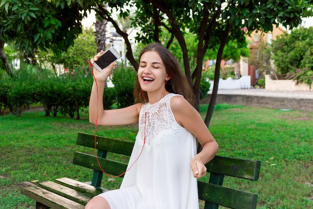 Linda mulher linda é ouvir música em fones de ouvido e dançar