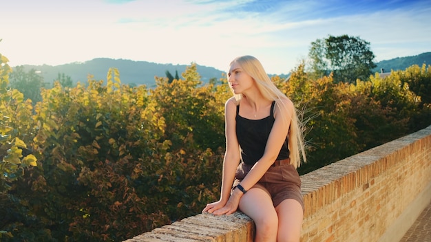 Linda mulher loira curtindo os raios de sol no verão