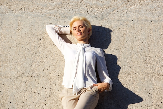 Linda mulher loira descansando com os olhos fechados