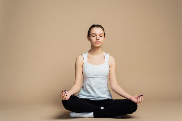 Linda mulher meditando na posição de lótus yoga