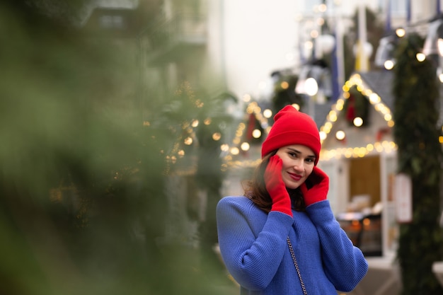 Linda mulher morena caminhando na feira de natal. espaço para texto