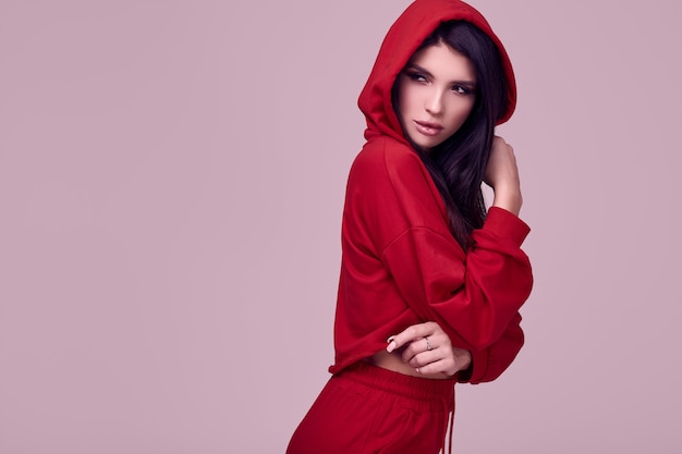 Linda mulher morena com capuz vermelho moda