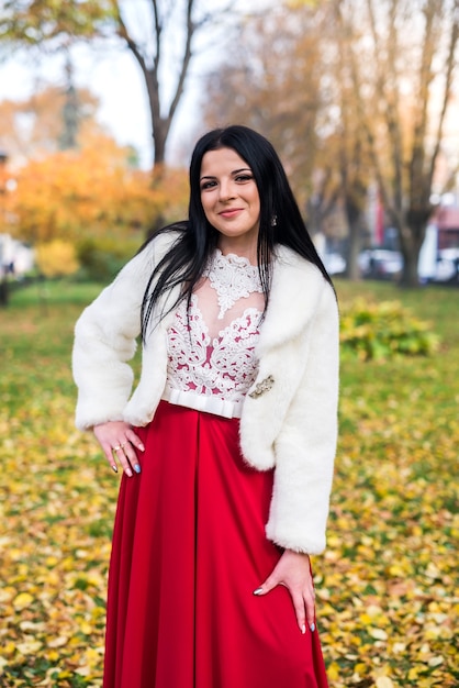 Linda mulher morena de corpo inteiro posando em um vestido elegante